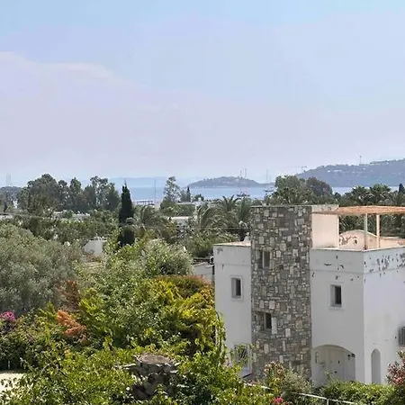 Tuerkbuekue Sitede Manzarali Yeni Daire. بودروم